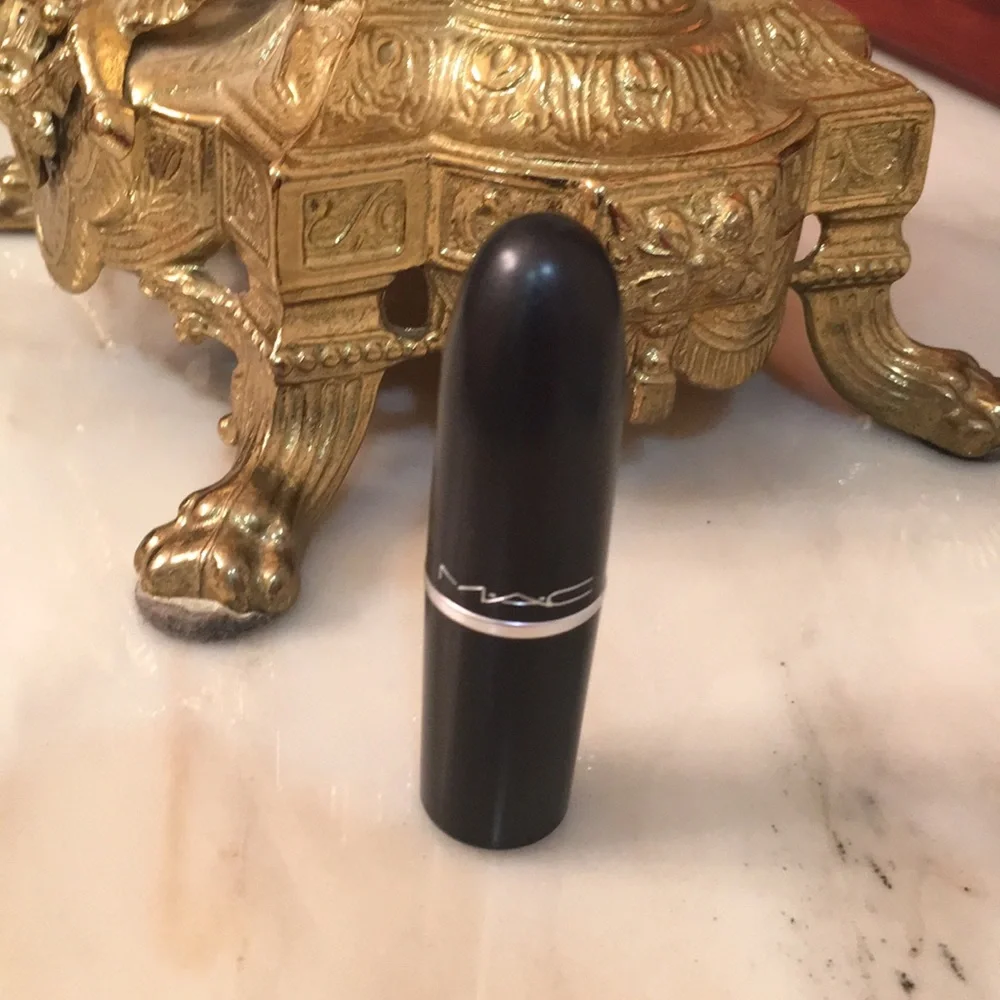 MAC Runway Hit Retro Matte Lipstick light nude matte